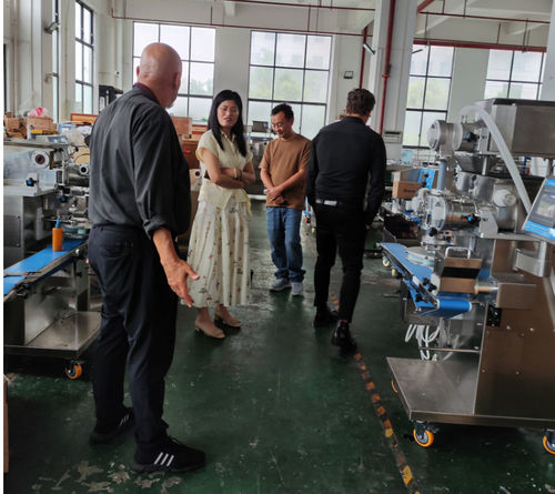 Últimos blogs da empresa sobre Visitas de clientes à exposição aumentam: compradores globais mostram forte interesse no Shanghai Papa's Protein Bar& Ball& Burrata