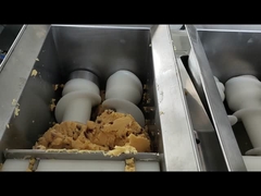 Pastel com escova de ovos e bandeja organizada