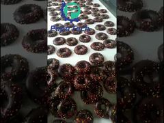 Donut com revestimento de chocolate e decoração de nozes