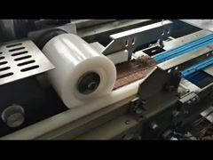 Barra de cereais com cobertura de chocolate e embalagem de linha completa