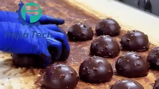 linha de produção de mochi com cobertura de chocolate